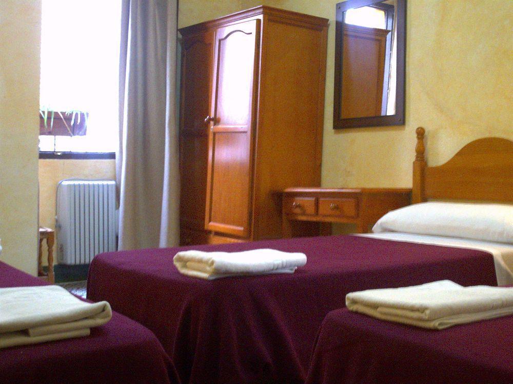 Hostal Lis Sevilla Exteriör bild