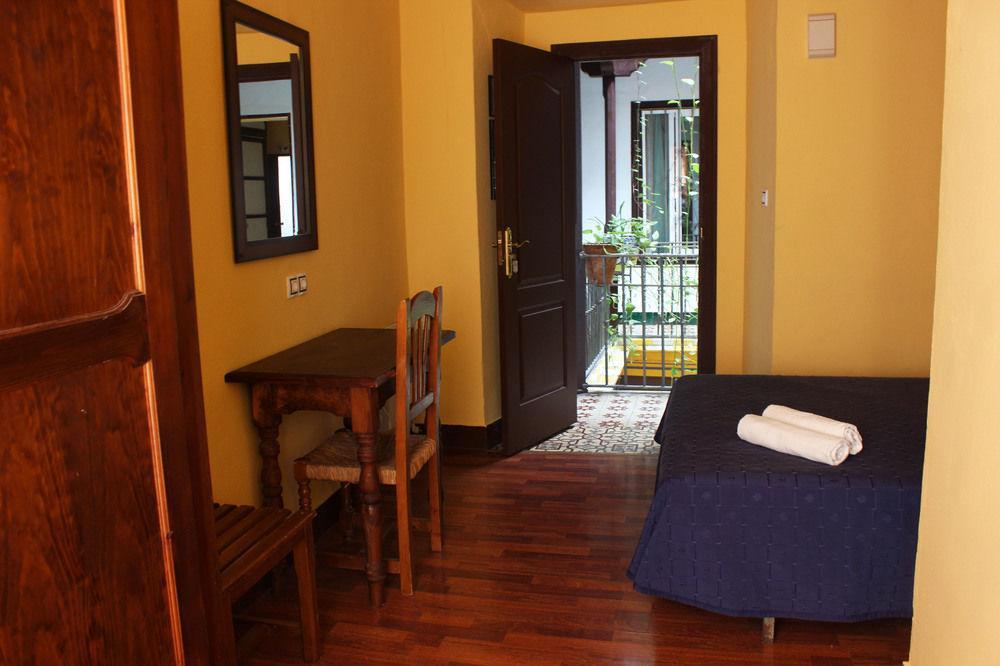 Hostal Lis Sevilla Exteriör bild