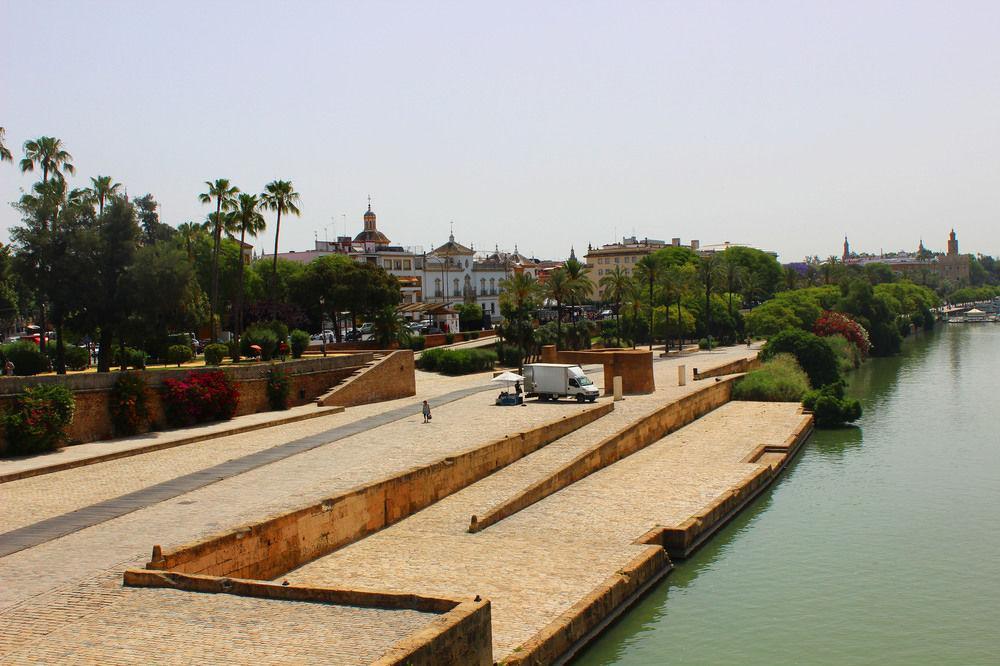 Hostal Lis Sevilla Exteriör bild