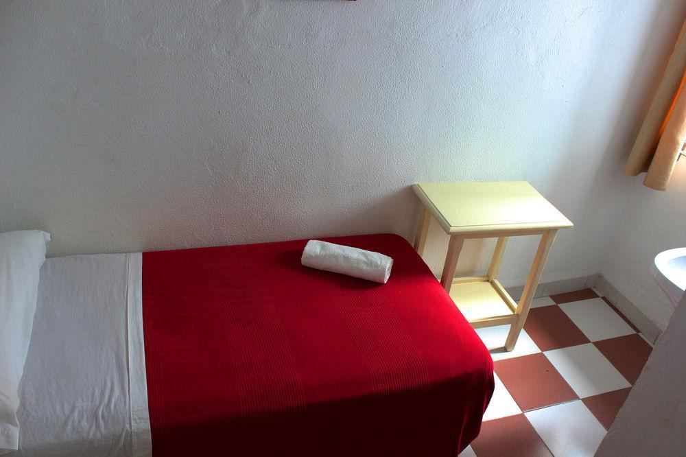 Hostal Lis Sevilla Exteriör bild